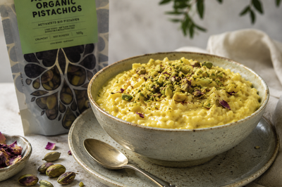Milchreis mit Safran, Kardamom und gehackten Pistazien