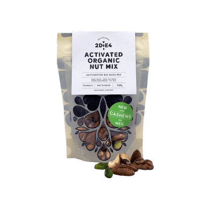 2DiE4 aktivierter Bio-Nuss-Mix – Mandeln, Walnüsse, Paranüsse, Cashews, Pekannüsse und Pistazien – zweistufig fermentiert mit Quellwasser und Meersalz, handveredelt, mit Umami-Geschmack und perfektem Crunch.
