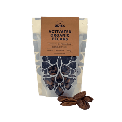 2DiE4 aktivierte Bio-Pecans – fermentiert in zwei Stufen, handveredelt, mit natürlichem Umami-Geschmack, perfektem Crunch, besserer Verdaulichkeit und erhöhter Nährstoffverfügbarkeit.