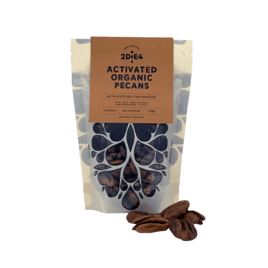 2DiE4 aktivierte Bio-Pecans – fermentiert in zwei Stufen, handveredelt, mit natürlichem Umami-Geschmack, perfektem Crunch, besserer Verdaulichkeit und erhöhter Nährstoffverfügbarkeit.