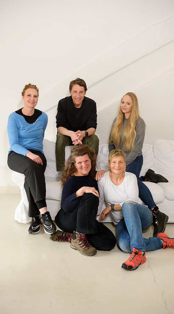 2die4 Live Foods team with organic activated nuts products